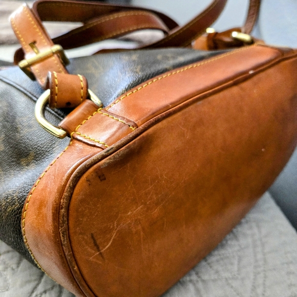 Beautiful LV Backpack - Picture 8 of 12